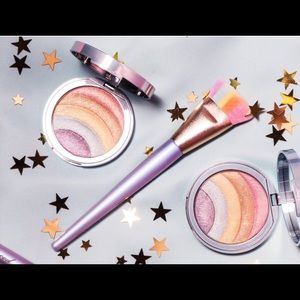 Too Faced Magic Rainbow Strobing Brush